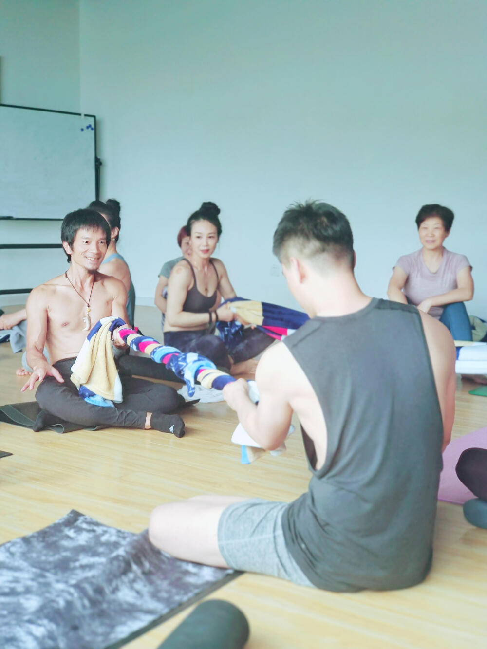 6月名师分享丨黄瀚彬老师阿斯汤加理疗瑜伽工作坊课堂
Ashtanga 练习是放松的练习，无关乎身体的柔软与僵硬，而是在更多的放松与安静中培养气。
遇见Ashtanga 就像遇见初恋，即使有下一个，也无法取代初恋带给你美好而永久的记忆。
—— 黄老师妙语
#阿斯汤伽##瑜伽##杨昆瑜伽#