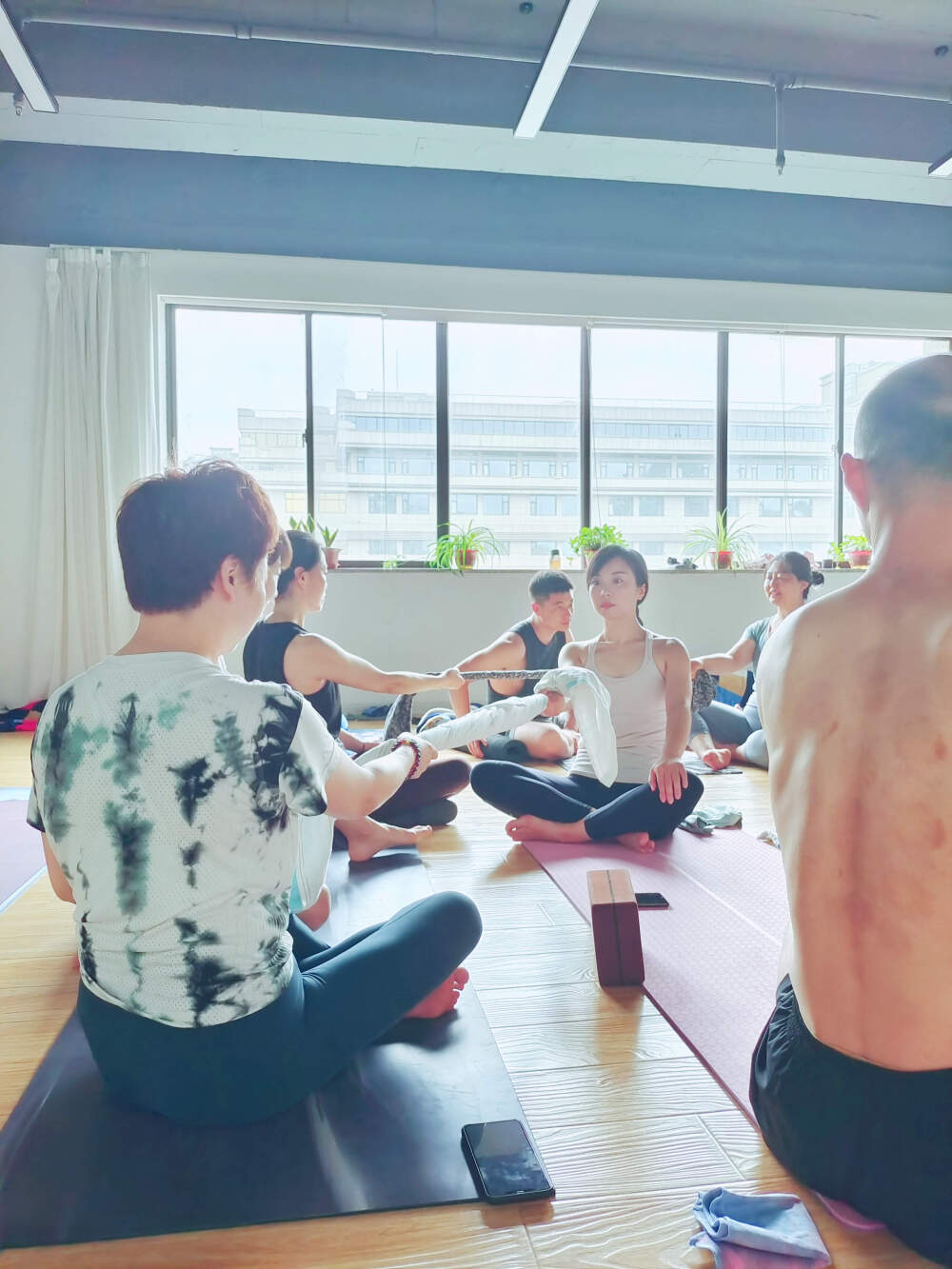 6月名师分享丨黄瀚彬老师阿斯汤加理疗瑜伽工作坊课堂
Ashtanga 练习是放松的练习，无关乎身体的柔软与僵硬，而是在更多的放松与安静中培养气。
遇见Ashtanga 就像遇见初恋，即使有下一个，也无法取代初恋带给你美好而永久的记忆。
—— 黄老师妙语
#阿斯汤伽##瑜伽##杨昆瑜伽#