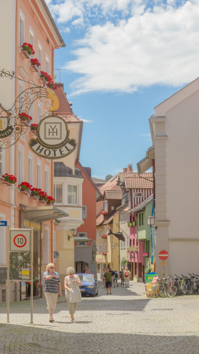 色彩浓烈而鲜艳的夏季
in Lindau
©️·云上士多