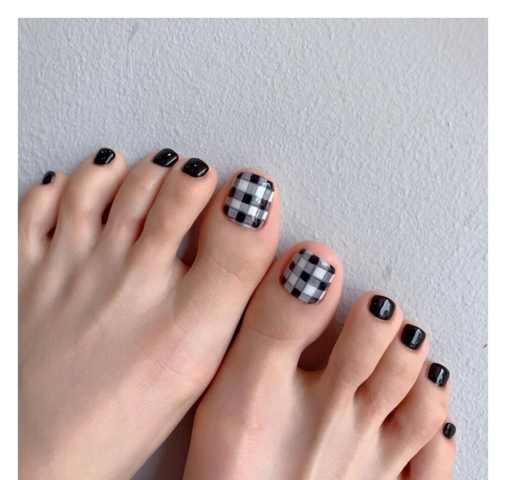 要给自己做一个美美的脚指甲