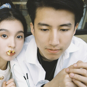 爱很奇怪 什么都介意 最后又什么都可以原谅 就像泰戈尔说 你的眼睛为他下着雨 心却为他打着伞