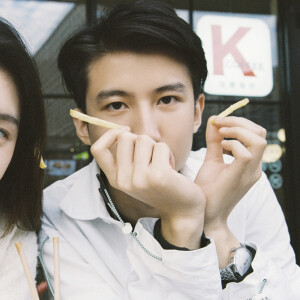 爱很奇怪 什么都介意 最后又什么都可以原谅 就像泰戈尔说 你的眼睛为他下着雨 心却为他打着伞