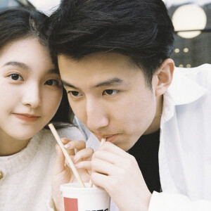 爱很奇怪 什么都介意 最后又什么都可以原谅 就像泰戈尔说 你的眼睛为他下着雨 心却为他打着伞