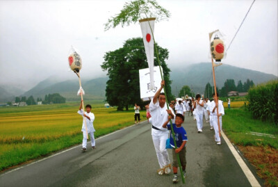 以日本为例，由〝日本最美的村庄联合事务局〞推行之〝日本最美的村庄〞（日本で最も美しい村）活动，一开始只有7个乡镇村加入，现在已经扩大到63个虽然小但独一无二闪耀着光芒的农村。