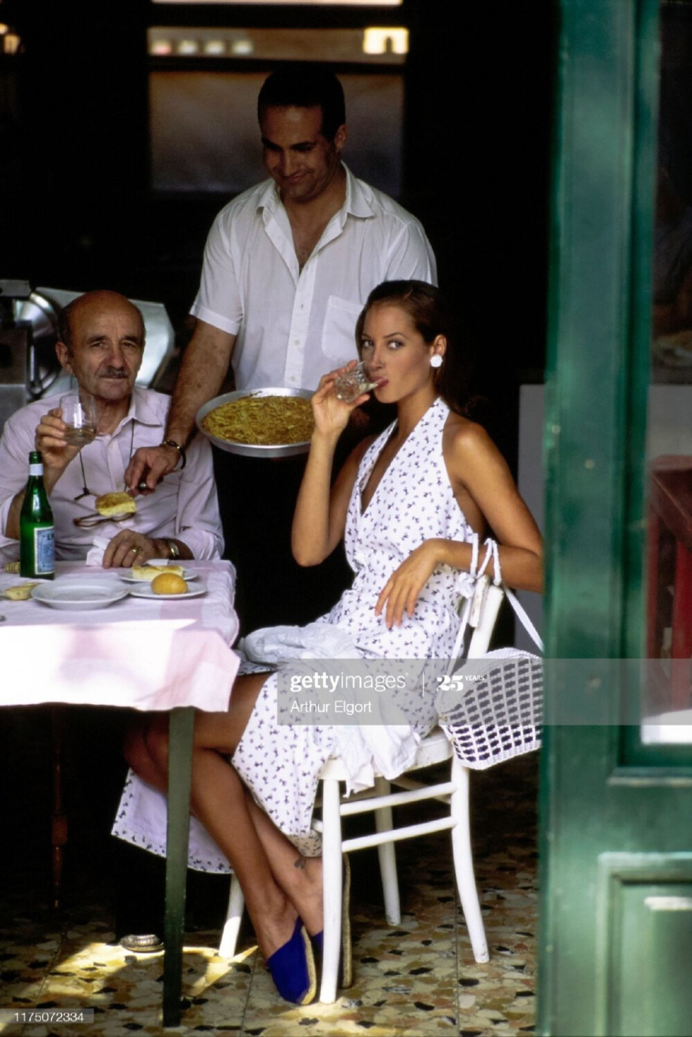 《Postcard From Portofino》
摄影师Arthur Elgort
总是让模特沉浸于普通人的生活之中，
记录下浓郁的乡土风情。
时装编辑概括了几乎所有的夏季元素：
条纹（海魂）、格纹、波尔卡、伞裙、麻底鞋、藤编袋、雏菊…