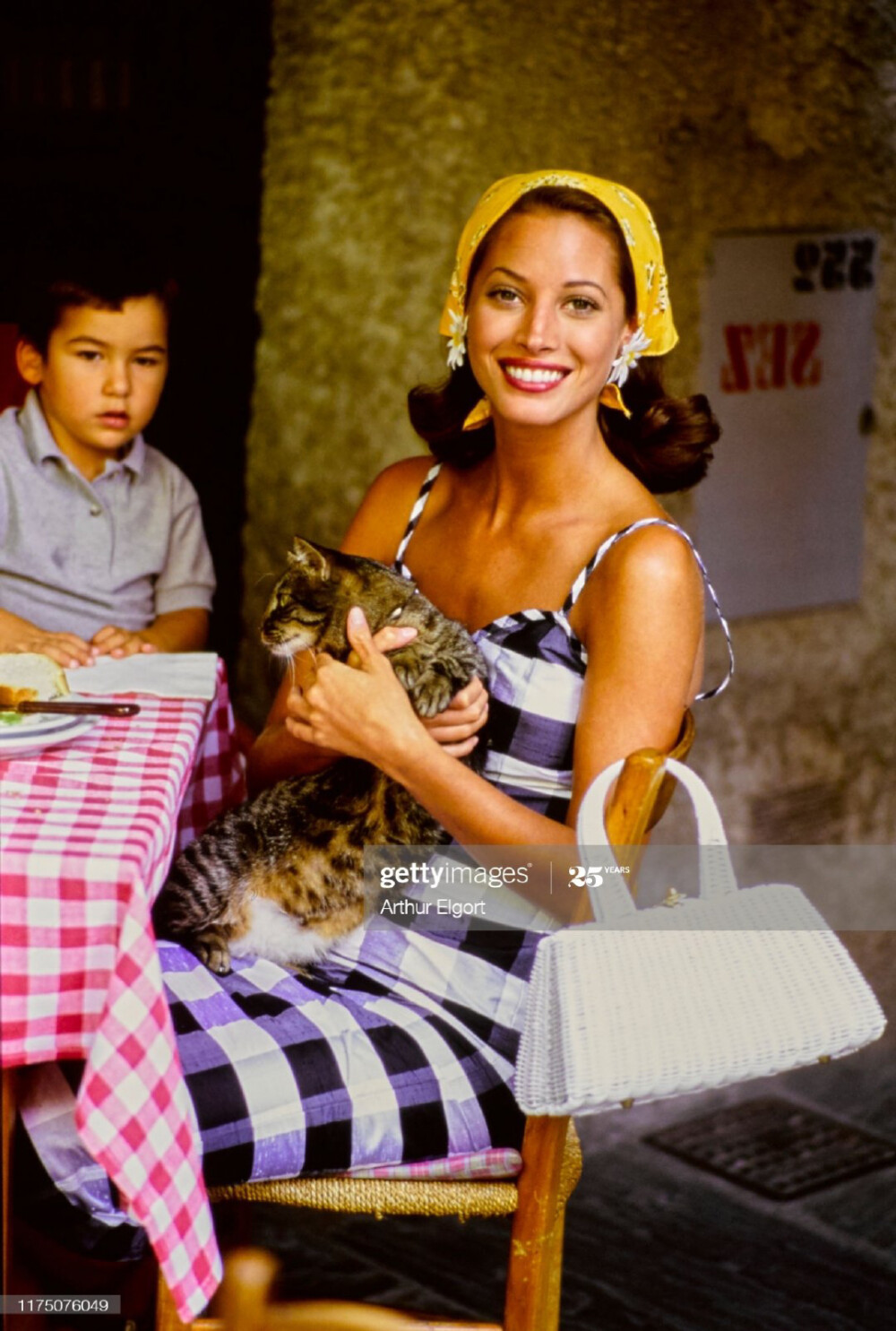 《Postcard From Portofino》
摄影师Arthur Elgort
总是让模特沉浸于普通人的生活之中，
记录下浓郁的乡土风情。
时装编辑概括了几乎所有的夏季元素：
条纹（海魂）、格纹、波尔卡、伞裙、麻底鞋、藤编袋、雏菊…