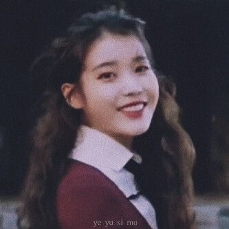 “她啊，一回眸，我眼里的爱慕与她的笑重叠成了我这一生最美好的梦”