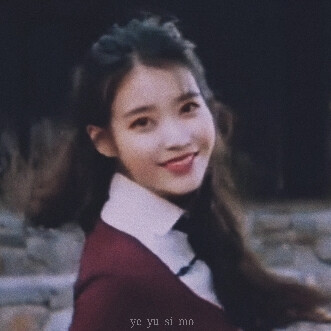 “她啊，一回眸，我眼里的爱慕与她的笑重叠成了我这一生最美好的梦”