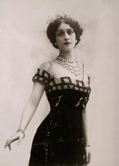 美好时代歌剧演员Lina Cavalieri，佩戴着蝴蝶结缎带形制的冠冕