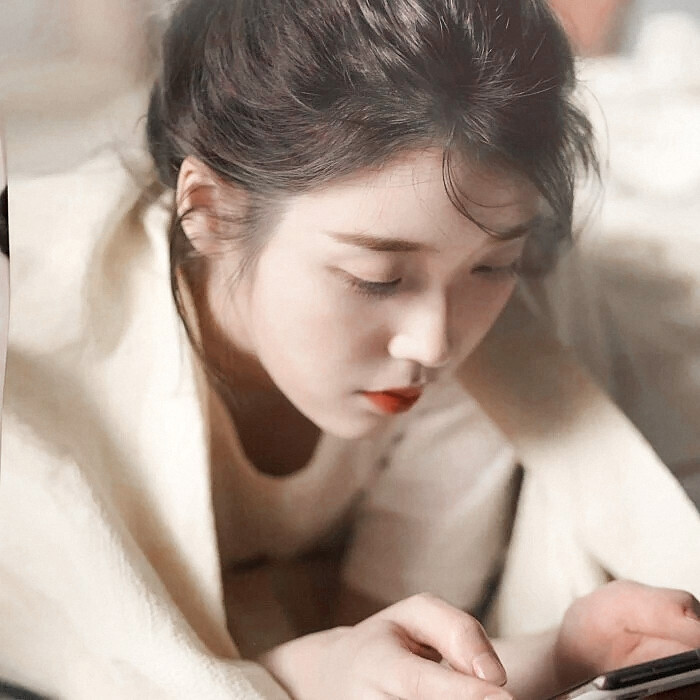 
“看天色已晚 看好景不长 看世上荒唐事 看暖明灯火旁” ​​​
