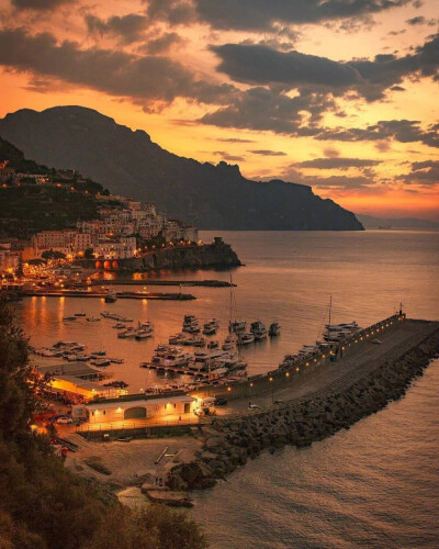 阿马尔菲(Amalfi)，意大利坎帕尼亚大区的一个市镇及坎帕尼亚大主教教区所在地，位于萨莱诺湾湾畔，大利坎帕尼亚区内，那不勒斯南方，占地11000公顷，在北纬40度38分，东经14度36分，那不勒斯东南24英里处。