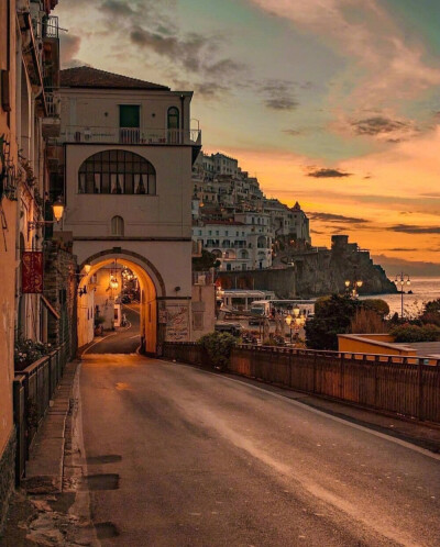 阿马尔菲(Amalfi)，意大利坎帕尼亚大区的一个市镇及坎帕尼亚大主教教区所在地，位于萨莱诺湾湾畔，大利坎帕尼亚区内，那不勒斯南方，占地11000公顷，在北纬40度38分，东经14度36分，那不勒斯东南24英里处。