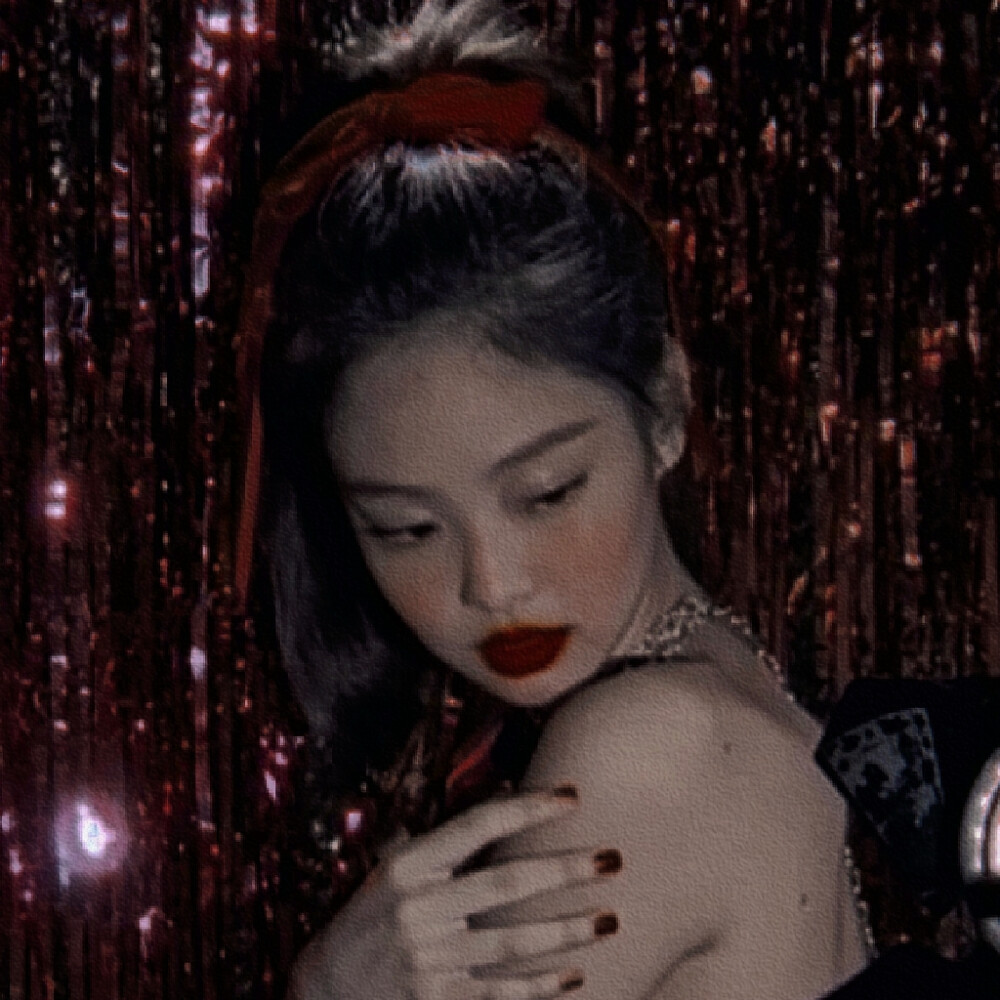 Jennie/酒 心复古红。
_小酒心