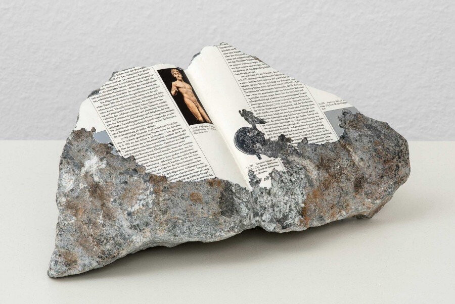 Philip Loersch
b，1980
德国当代艺术家
「文化的化石：将绘画与石头结合做成的雕塑作品」