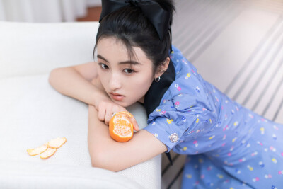 好像小猫，俏皮感，可