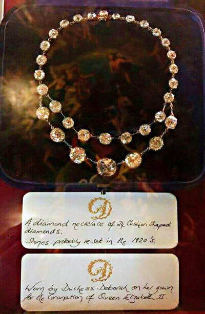 英国德文郡公爵家的钻石项链，与同爆款一颗颗钻串成项链不同的是这条项链每颗钻石间留间隔。算是在爆款中脱颖而出，即可以当做项链也可当胸衣，第九代公爵夫人伊芙琳是玛丽王后的司袍女官，在爱德华七世加冕时把这条…