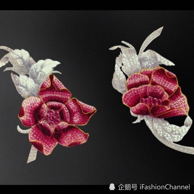 Faiza公主曾收藏的牡丹花胸针，牡丹花胸针原有两枚，一枚为盛开的牡丹花，另一枚则含苞待放。两枚牡丹花胸针既可成套佩戴，亦可拆开分别佩戴，展现了世家镶嵌工艺巅峰，采用翻合的双面隐密镶嵌工艺（此工艺现已失传），将牡丹花含羞带怯的灵动姿态展现的淋漓尽致，生动优美。枚含苞待放的牡丹花胸针主体花瓣由640颗缅甸红宝石组成，中间6颗椭圆形红宝石，以200多颗钻石作为叶托，共同组成这令人叹为观止的珠宝杰作。红宝石品质极佳，带有娇艳的玫红色调，颗颗顶级，连缀出这娇媚而矜贵的灵动牡丹。