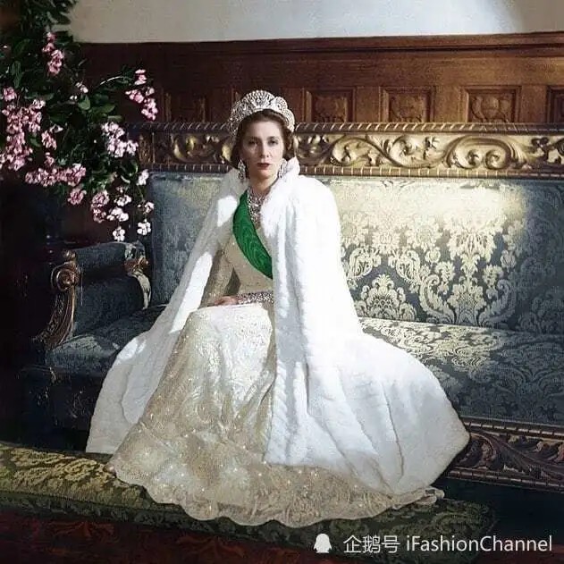 了这条钻石项链外，Queen Nazli还订制了一顶钻石冠冕，镶嵌超过600颗长阶梯形切割和圆形切割钻石，同时可转换为项链佩戴，总重超过200克拉。Queen Nazli佩戴这套珠宝留下了许多珍贵影像。1975年，Nazli为了维持生活，不得不将一部分珠宝收藏交由苏富比拍卖行拍卖，其中包括这套珍贵的钻石套装，最后钻石冠冕与项链分别以12.75万美元与14万美元的价格成交。2015年，这条珍贵的钻石项链再次出现在苏富比拍卖会上，而冠冕却自1975年拍卖后再未露面