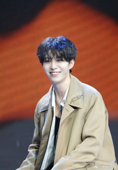 爱不会烂大街 只是把爱给的那个人烂而已 ​