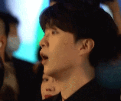 爱不会烂大街 只是把爱给的那个人烂而已 ​