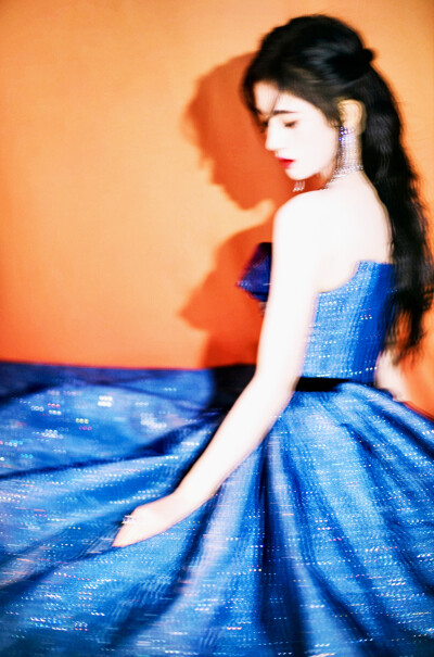 “我总在期待夏天，爱的却不是夏天本身，无关炎热，无关蝉鸣，而是佯装诗意的沉浸，在已送走或未发生的故事里.”