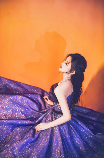 “我总在期待夏天，爱的却不是夏天本身，无关炎热，无关蝉鸣，而是佯装诗意的沉浸，在已送走或未发生的故事里.”