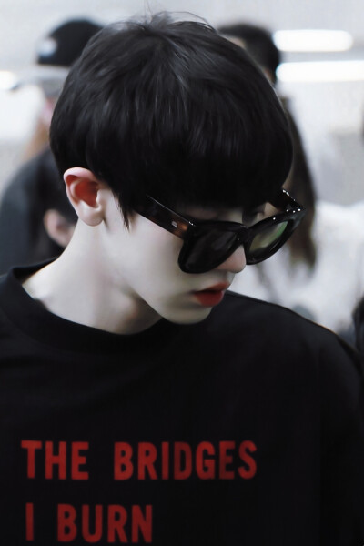 
很连绵，悲伤，安静，温柔。一段段旋律如微风拂过海面，划过粒粒海沙，最终来到你我身边。
朴灿烈