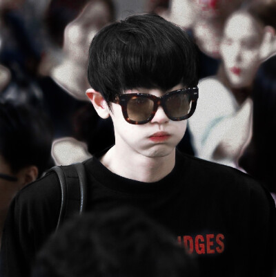 
很连绵，悲伤，安静，温柔。一段段旋律如微风拂过海面，划过粒粒海沙，最终来到你我身边。
朴灿烈