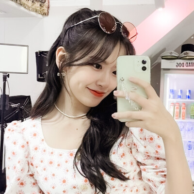 ·安宥真·
所以美女都爱自拍吗