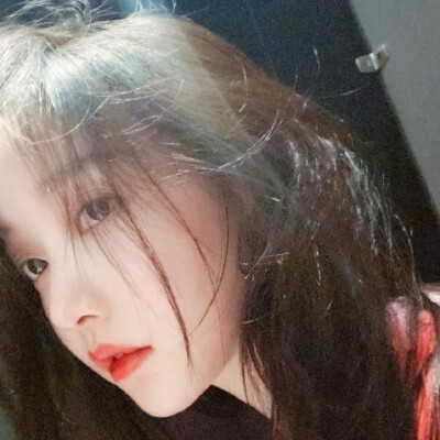 ·姜贞羽·
姜姜也太会自拍了！爱死！