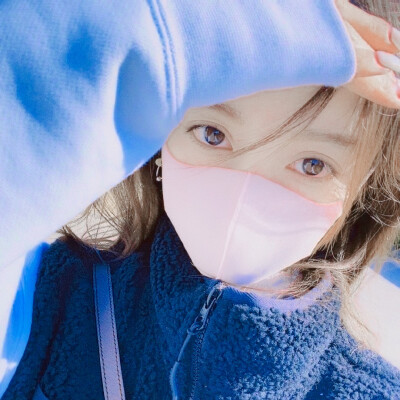 ·姜贞羽·
姜姜也太会自拍了！爱死！