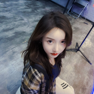 ·姜贞羽·
姜姜也太会自拍了！爱死！