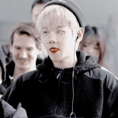  //你一定是某個人翹首以盼的驚喜
沈亚//边伯贤