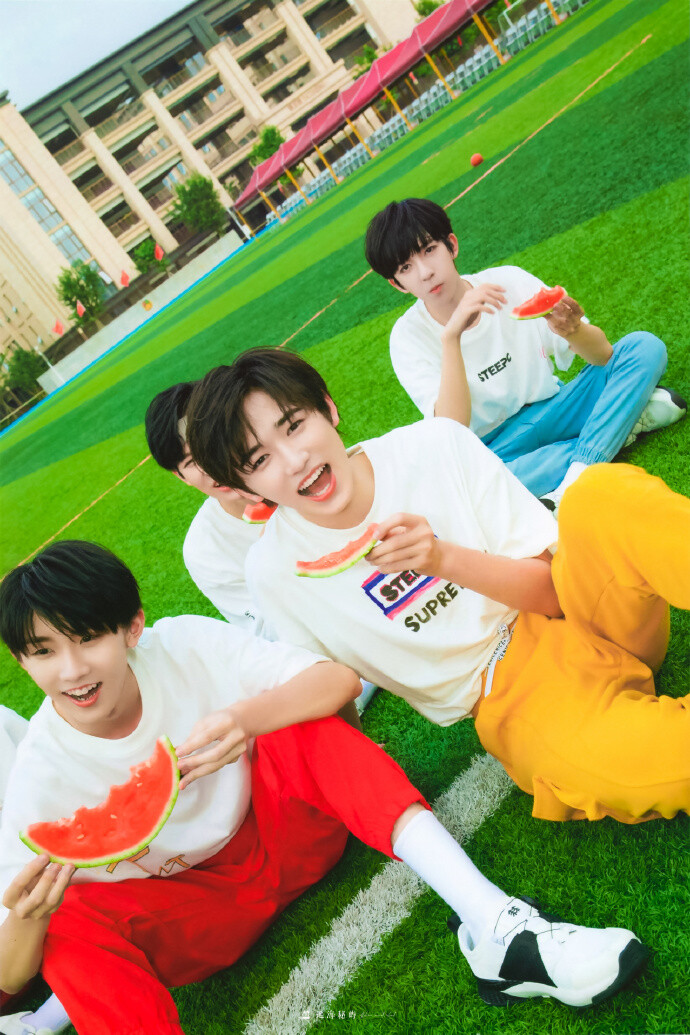 夏天和西瓜还有少年最配了. 出处：【TF家族】2020 TF家族夏季运动会