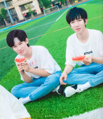 夏天和西瓜还有少年最配了. 出处：【TF家族】2020 TF家族夏季运动会