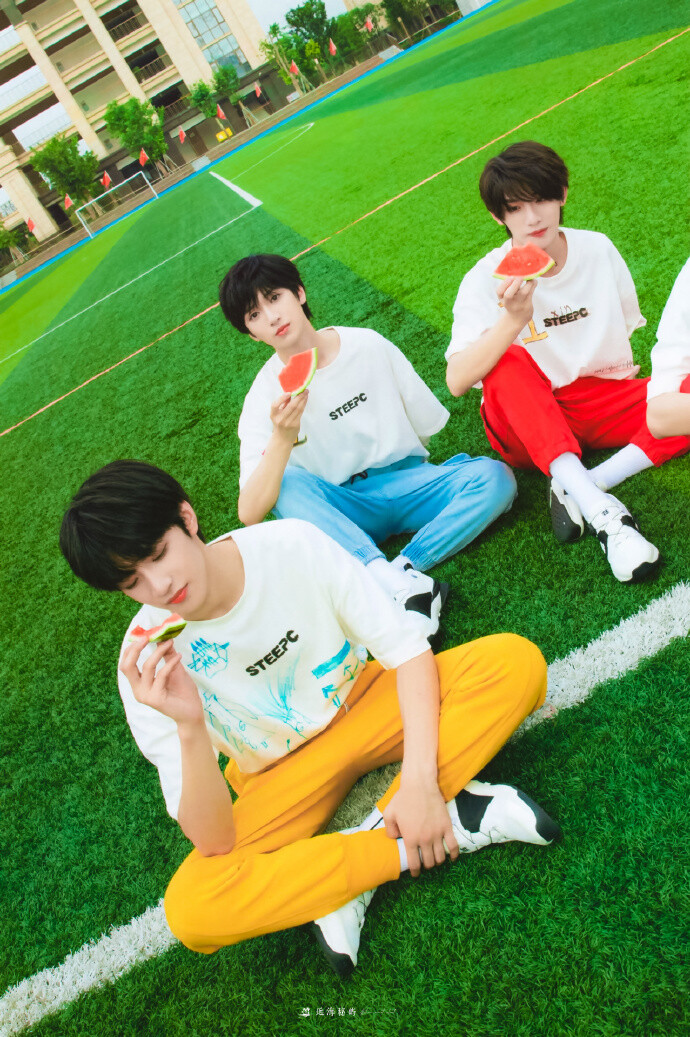 夏天和西瓜还有少年最配了. 出处：【TF家族】2020 TF家族夏季运动会