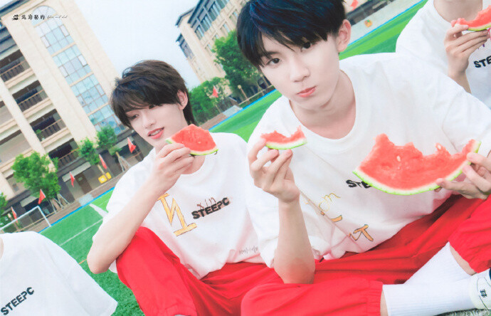 夏天和西瓜还有少年最配了. 出处：【TF家族】2020 TF家族夏季运动会