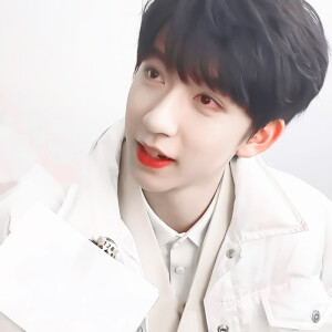 贺峻霖是全世界最厉害的小朋友啦。
17岁的小贺儿也要天天开心啊。