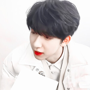 贺峻霖是全世界最厉害的小朋友啦。
17岁的小贺儿也要天天开心啊。