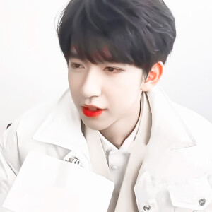 贺峻霖是全世界最厉害的小朋友啦。
17岁的小贺儿也要天天开心啊。