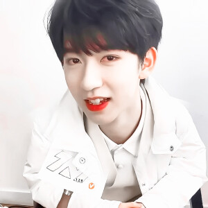 贺峻霖是全世界最厉害的小朋友啦。
17岁的小贺儿也要天天开心啊。