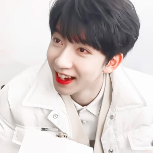 贺峻霖是全世界最厉害的小朋友啦。
17岁的小贺儿也要天天开心啊。