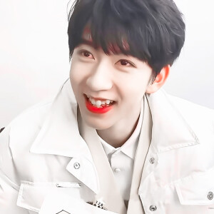 贺峻霖是全世界最厉害的小朋友啦。
17岁的小贺儿也要天天开心啊。