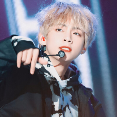 “将私有浪漫公之于众”
V／金泰亨
cr.Taeholic_1230
©闵雨汐