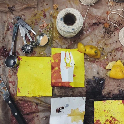 不同于东方其他的传统染匠，卡拉玛丽更擅长透过这样的公益活动，让许多人知道天然染料与化学染料对环境的影响，她透过与知名的品牌合作，引起中上阶层的人群注意到天然染的优美与对生态环境的友善，她用简单的方式让…