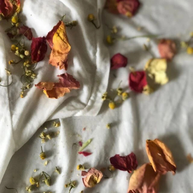 卡拉玛丽与知名的花店合作，回收他们已经无法卖给客户的植物、花草、树皮、树根、枝叶、果实、果壳；另外与知名的餐厅合作，将蔬菜、果实回收用来染色。