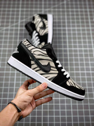 Air Jordan 1 Low "Zebra"斑马
AJ1乔1低帮休闲板鞋 同步官方配色
市场唯一独家头层皮打造 原鞋原档案开发
原厂皮料 原档冲孔鞋头 正确满胶鞋垫 四线拉帮 原厂织唛标 鞋舌高弹海绵填充。
货号：553560-057
码数：36 …