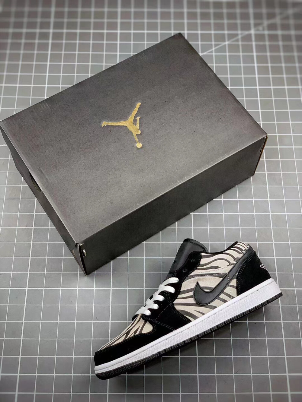 Air Jordan 1 Low "Zebra"斑马
AJ1乔1低帮休闲板鞋 同步官方配色
市场唯一独家头层皮打造 原鞋原档案开发
原厂皮料 原档冲孔鞋头 正确满胶鞋垫 四线拉帮 原厂织唛标 鞋舌高弹海绵填充。
货号：553560-057
码数：36 36.5 37.5 38 38.5 39 40 40.5 41 42 42.5 43 44 44.5 45 46 47.5