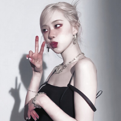 ᵛᵏⁱⁿᵍ ₋
< 好奇怪 我溺在水里他们在岸上喊着爱我 却没有人跳下来 救我>
₋
朴彩英
₋
©池唱