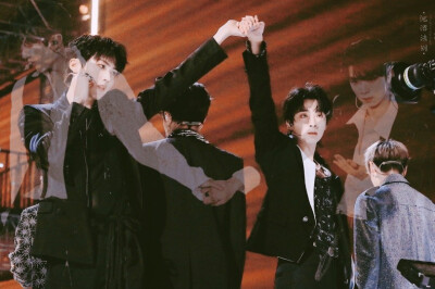 INTO1张嘉元×INTO1周柯宇
元周率
图源微博见水印